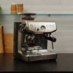 מכונת קפה Barista Express® Impress SES876BSS + 2 ק"ג תערובות + נוזל ניקוי מתנה!