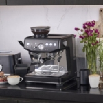 מכונת קפה Barista Express® Impress SES876BST + 2 ק"ג תערובות + נוזל ניקוי מתנה!